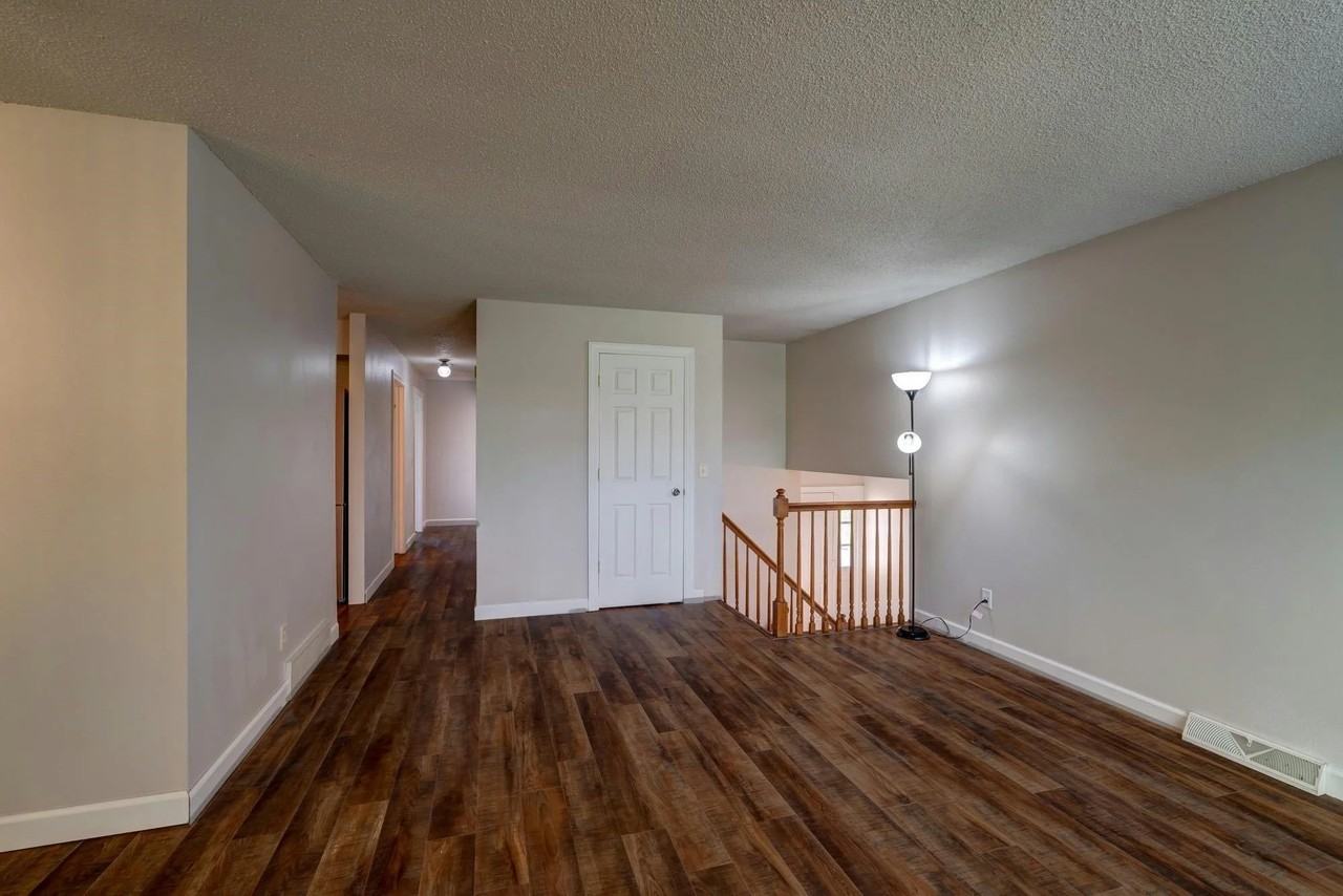 390 Columbus Ct - Photo 3 of 20