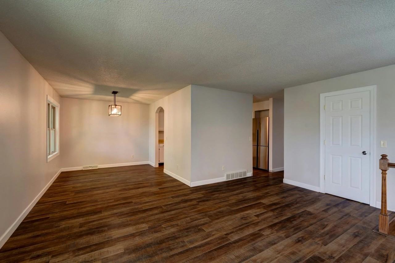 390 Columbus Ct - Photo 5 of 20