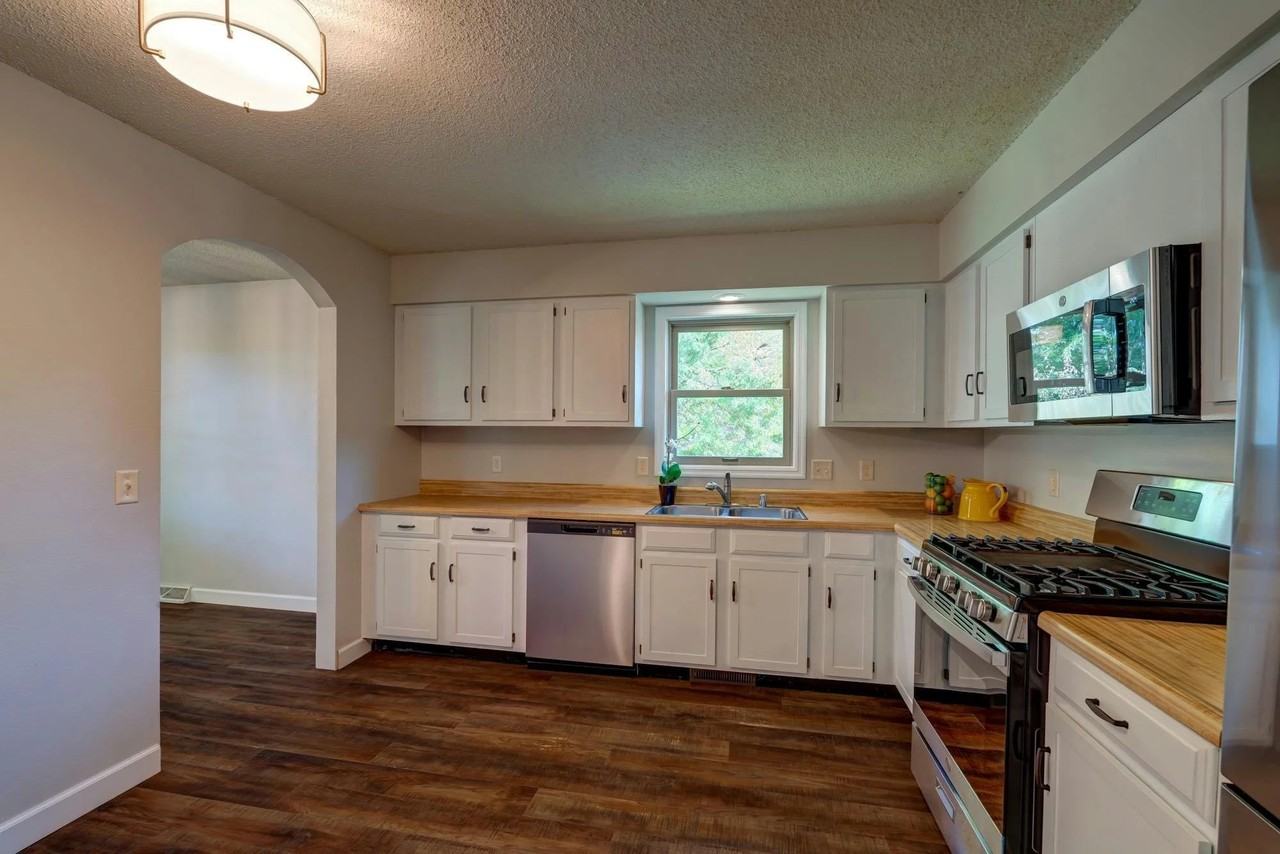 390 Columbus Ct - Photo 7 of 20