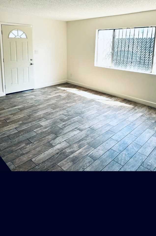 921 And A Half N Fifth Ave - Photo 3 of 10