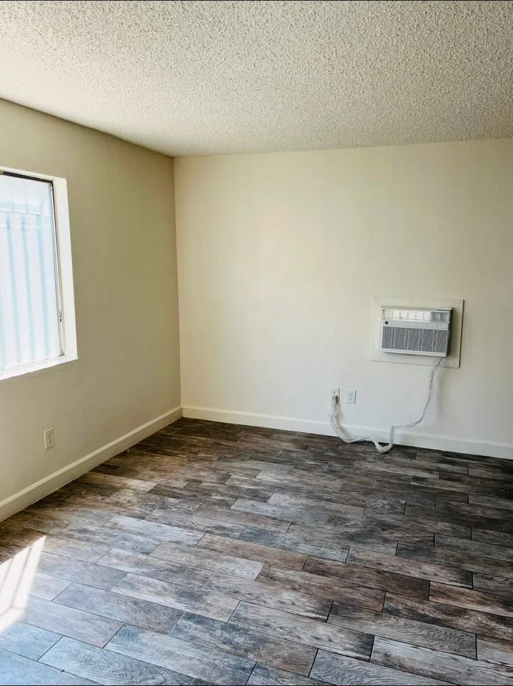 921 And A Half N Fifth Ave - Photo 4 of 10