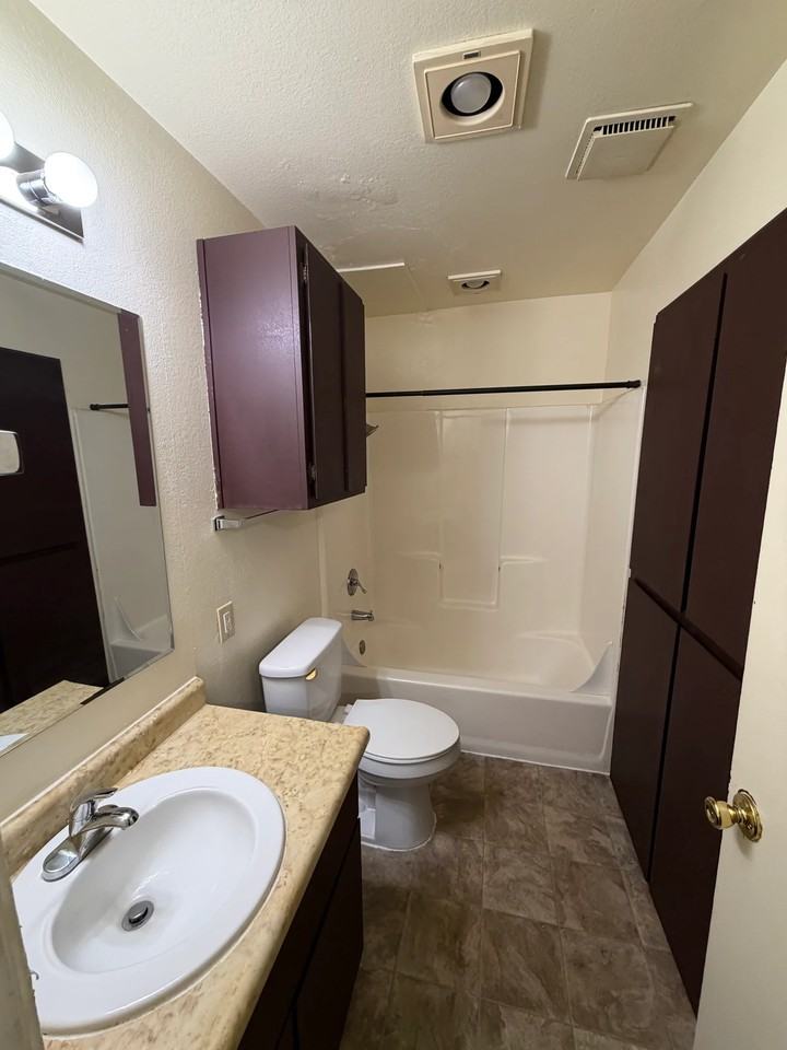 122 Frisbie St - Photo 4 of 11