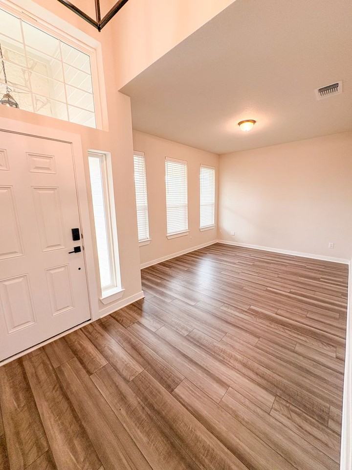 1522 Hillside Dr - Photo 2 of 22