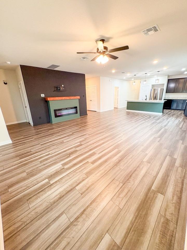1522 Hillside Dr - Photo 3 of 22
