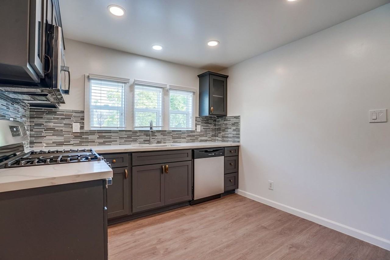 627 W 92nd St - Photo 4 of 11