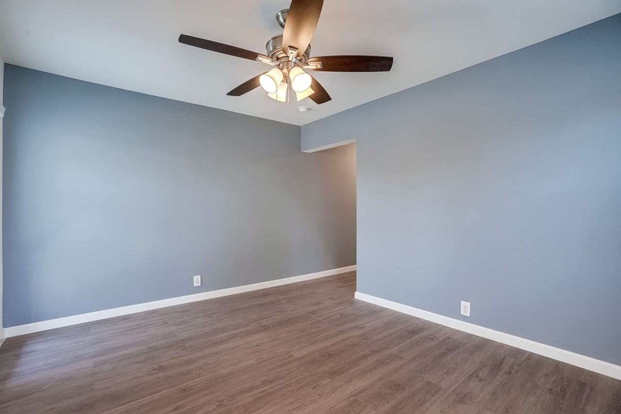 627 W 92nd St - Photo 6 of 11