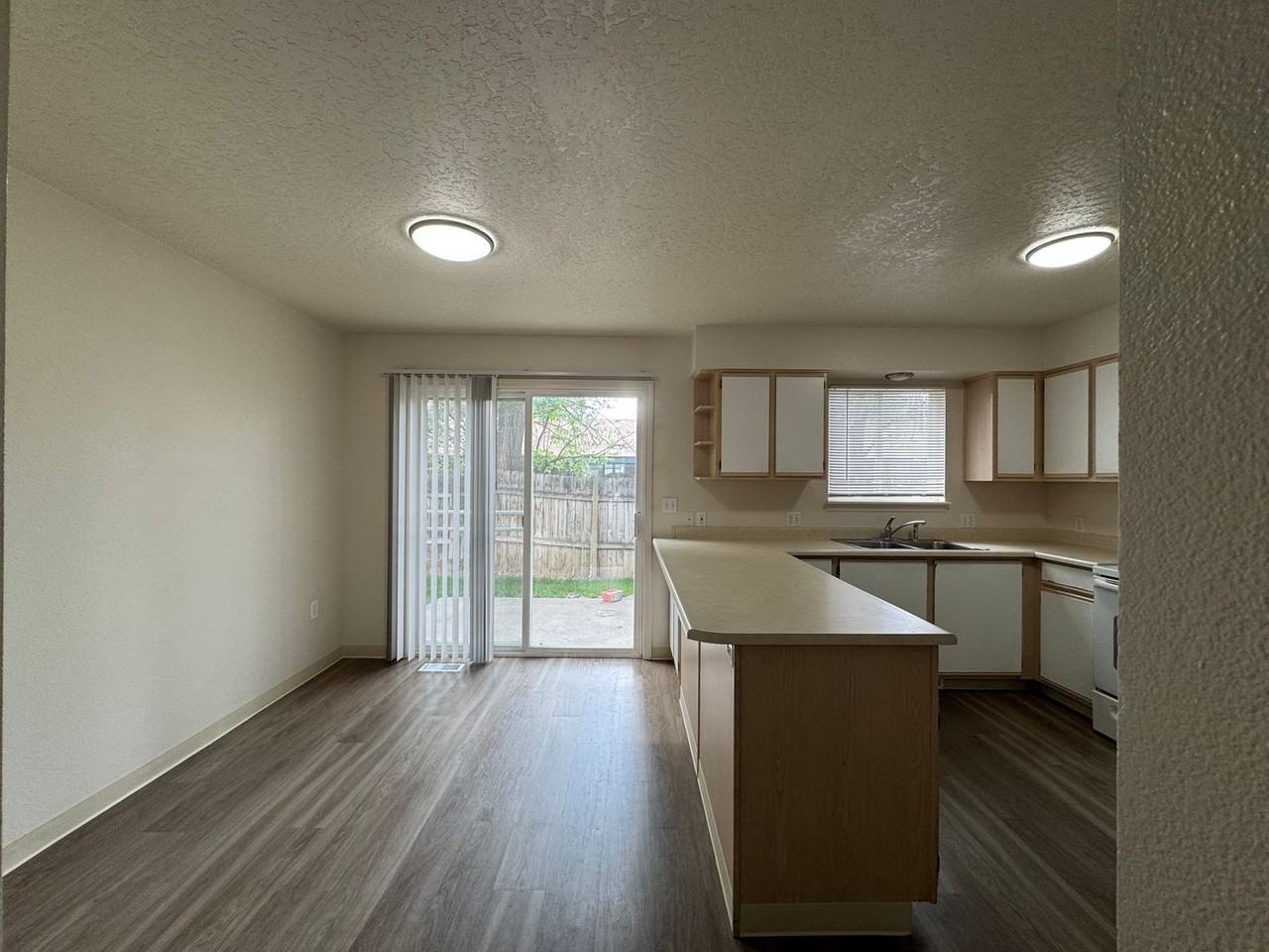 4343 W Rose Hill St #201 - Photo 6 of 39