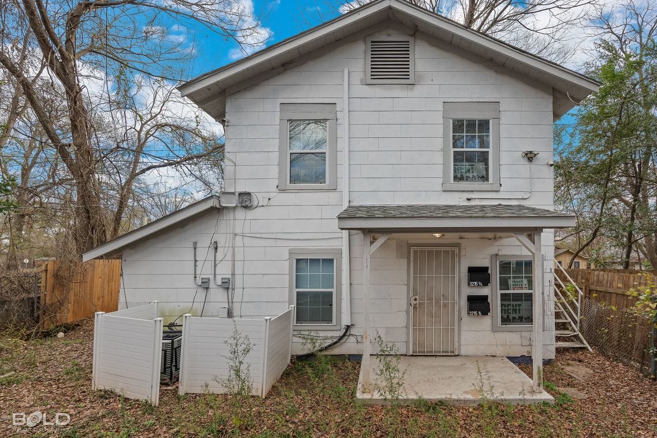 3215 Penick 1/2 A St - Photo 2 of 4