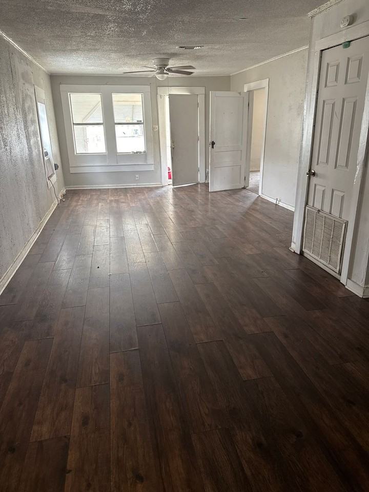 1828 Scott St - Photo 3 of 3