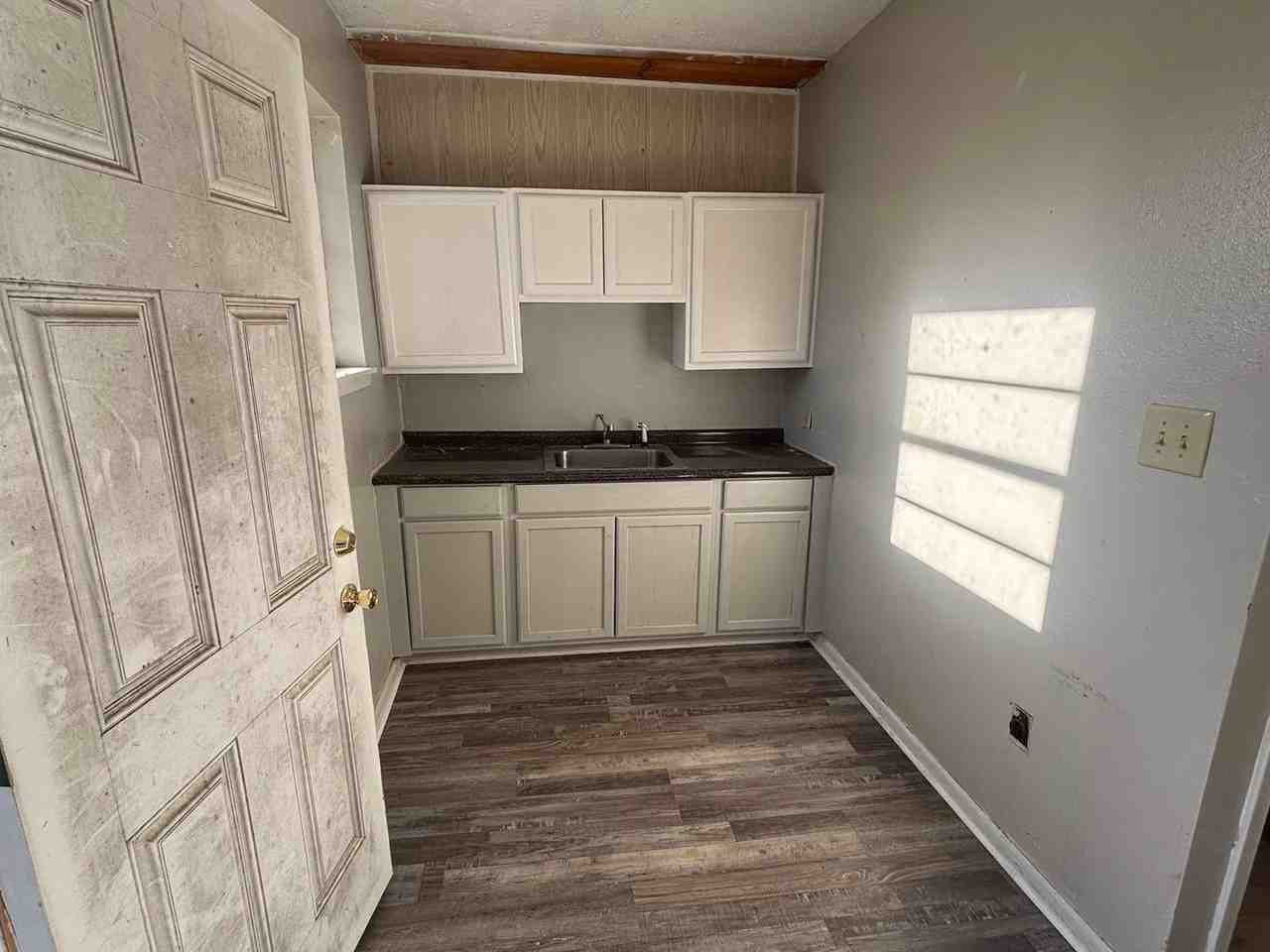 260 1/2 Wyandotte St - Photo 2 of 7