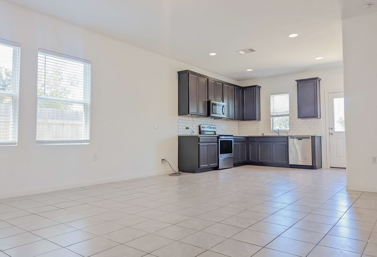 6510 Routenburn St - Photo 6 of 24