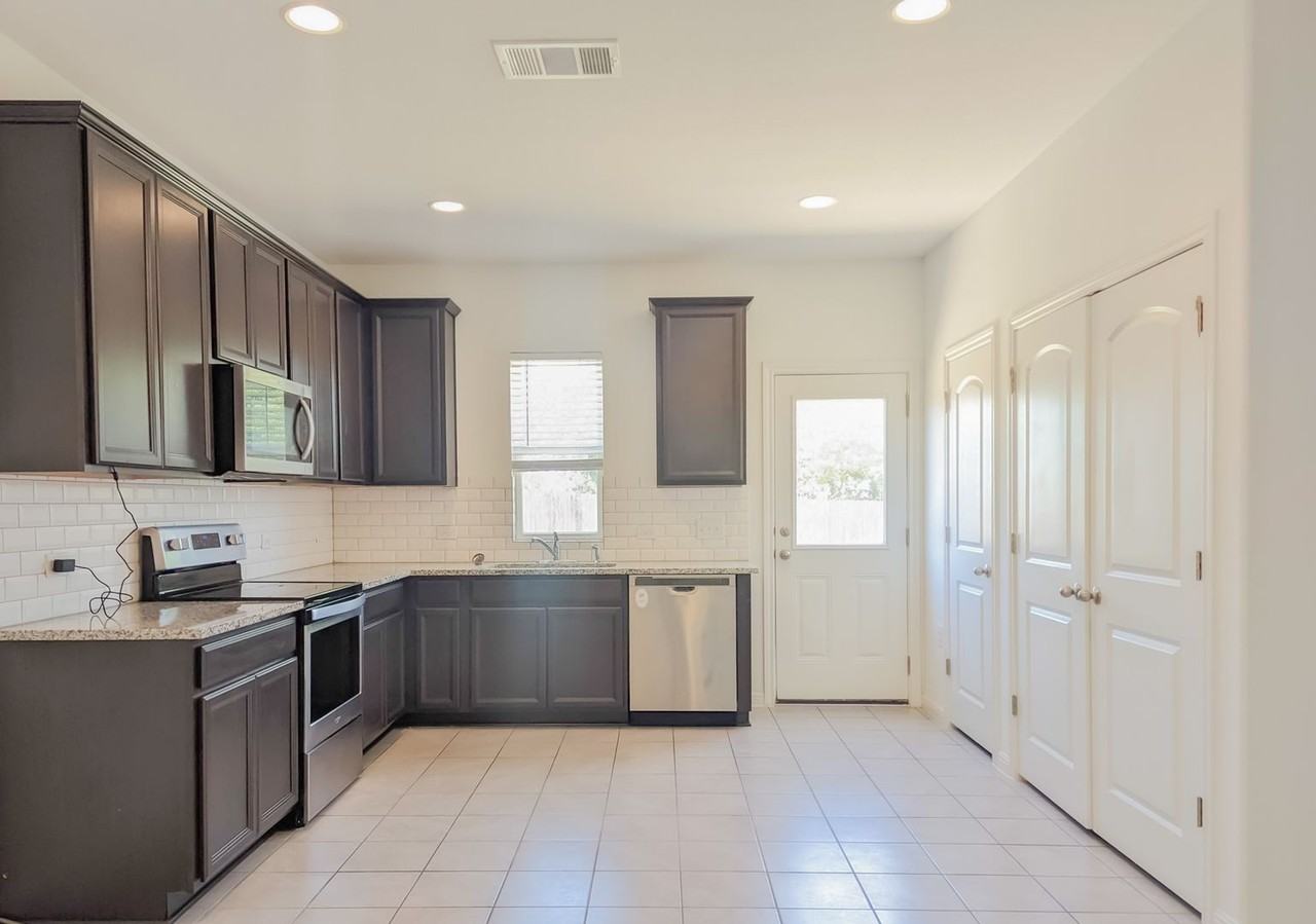 6510 Routenburn St - Photo 7 of 24