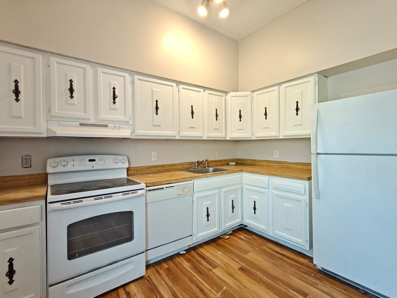 906 Bromley Est - Photo 7 of 12