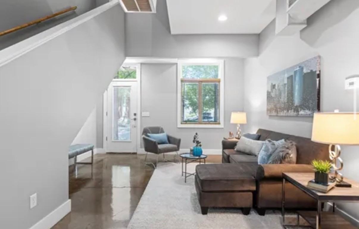 218 W 17th St - Photo 2 of 14