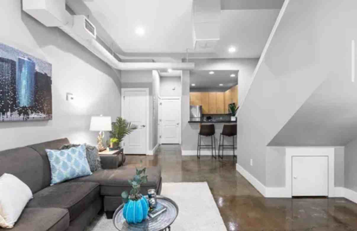 218 W 17th St - Photo 3 of 14