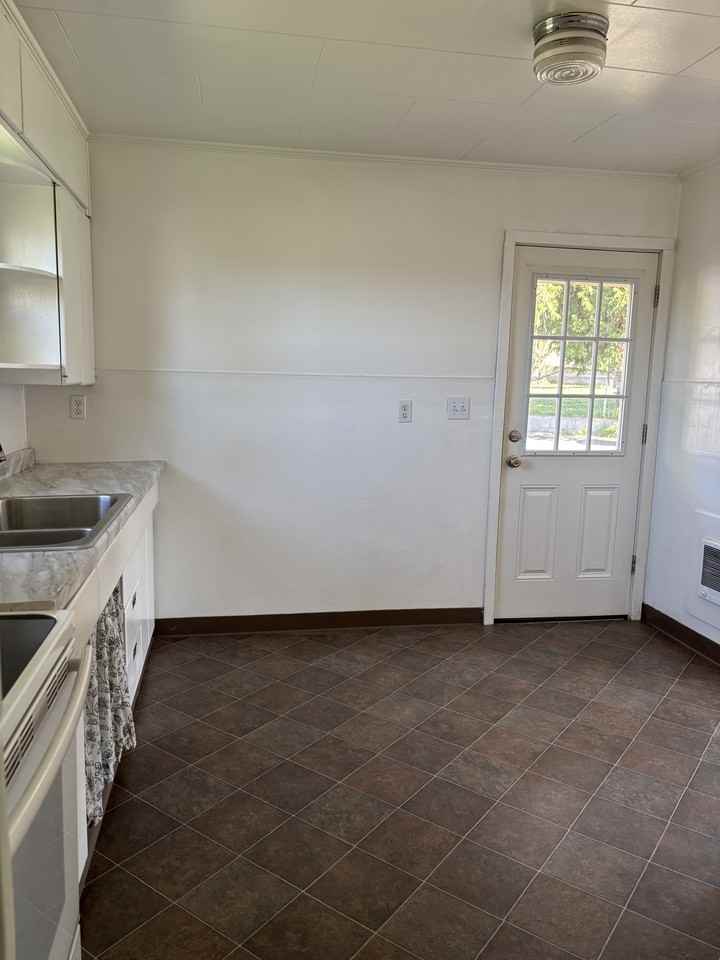 2015 E 14th St #NA - Photo 6 of 12