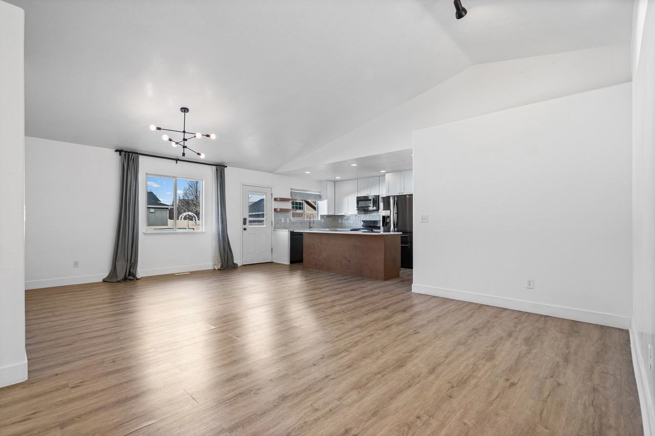 1572 S Bridle Path Loop #1 - Photo 4 of 32