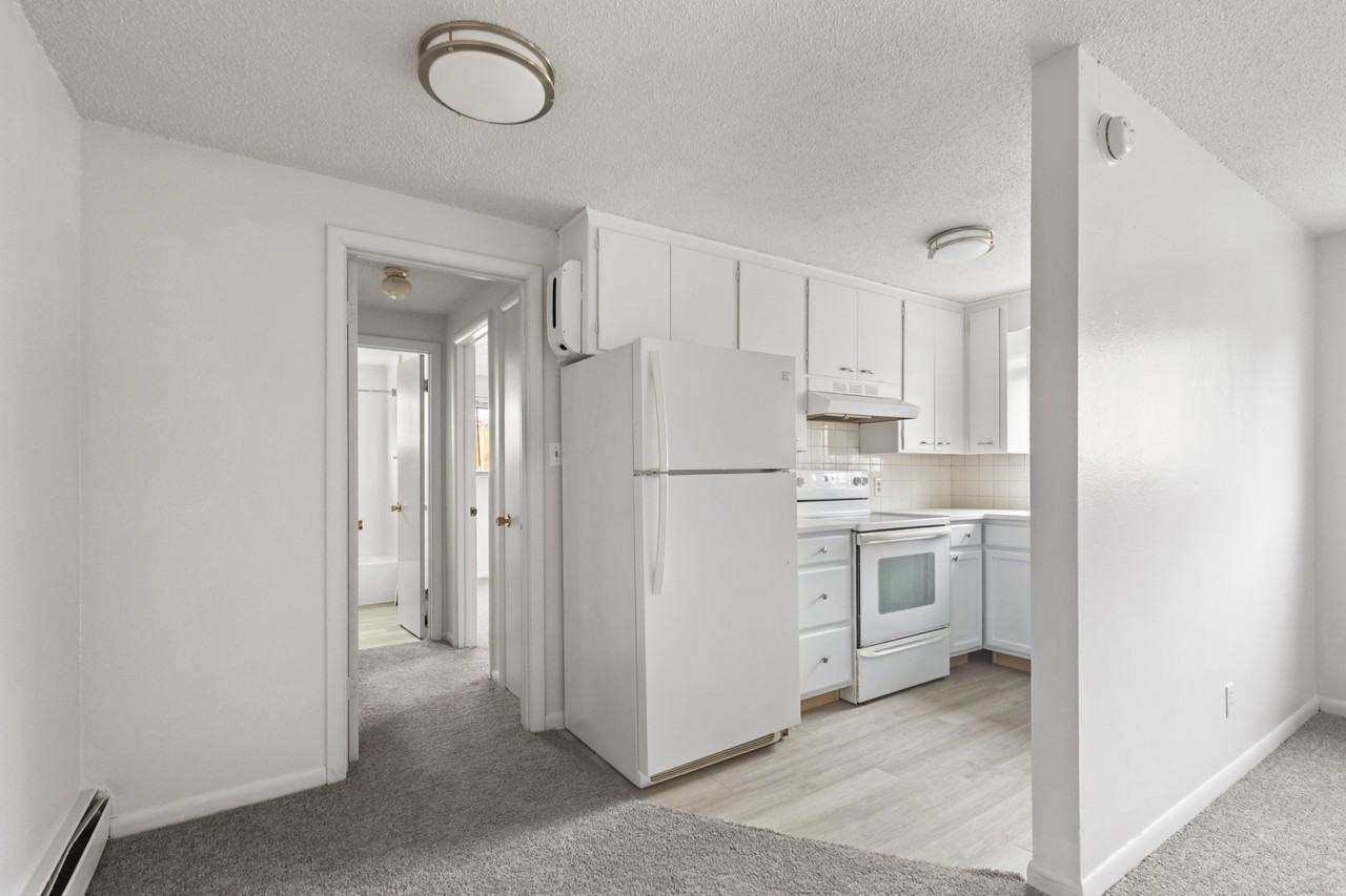 1613 Kimbark Street - Photo 4 of 9