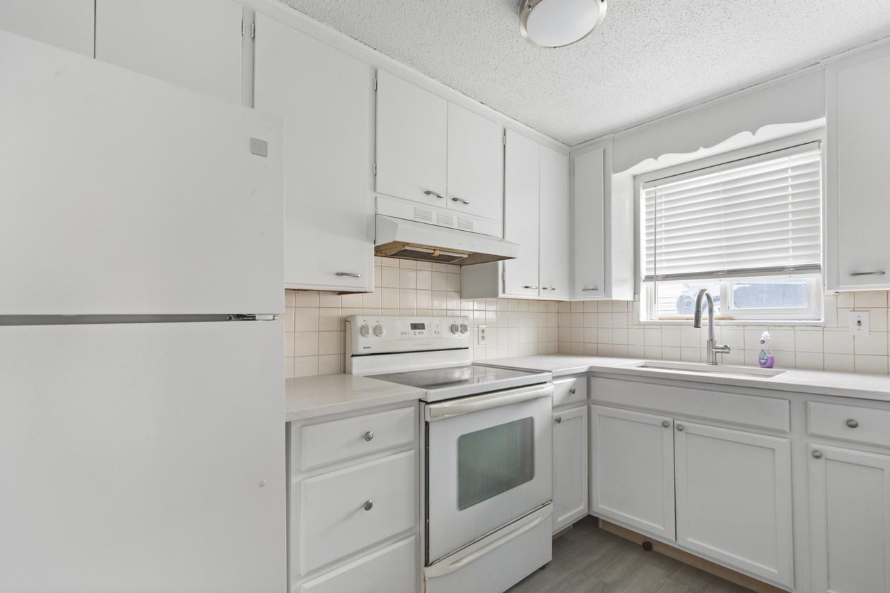 1613 Kimbark Street - Photo 5 of 9