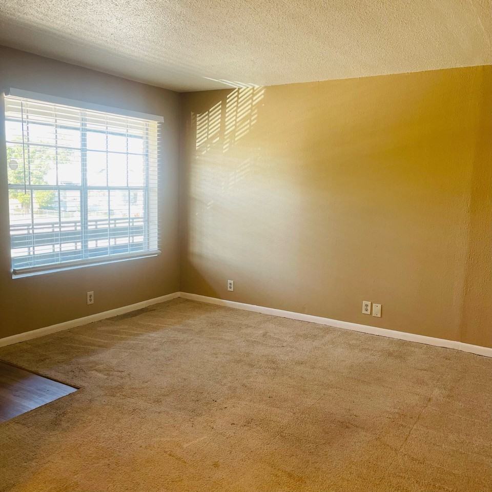 208 10th St - Photo 3 of 8