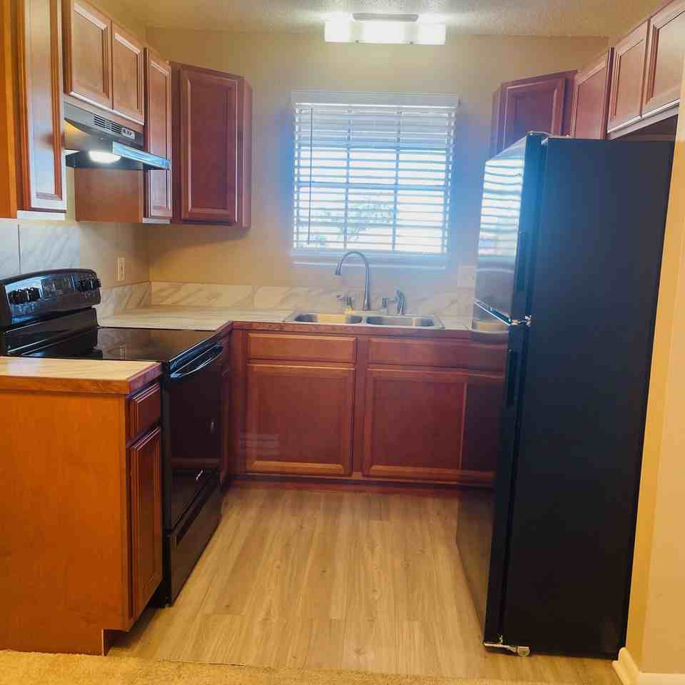 208 10th St - Photo 4 of 8