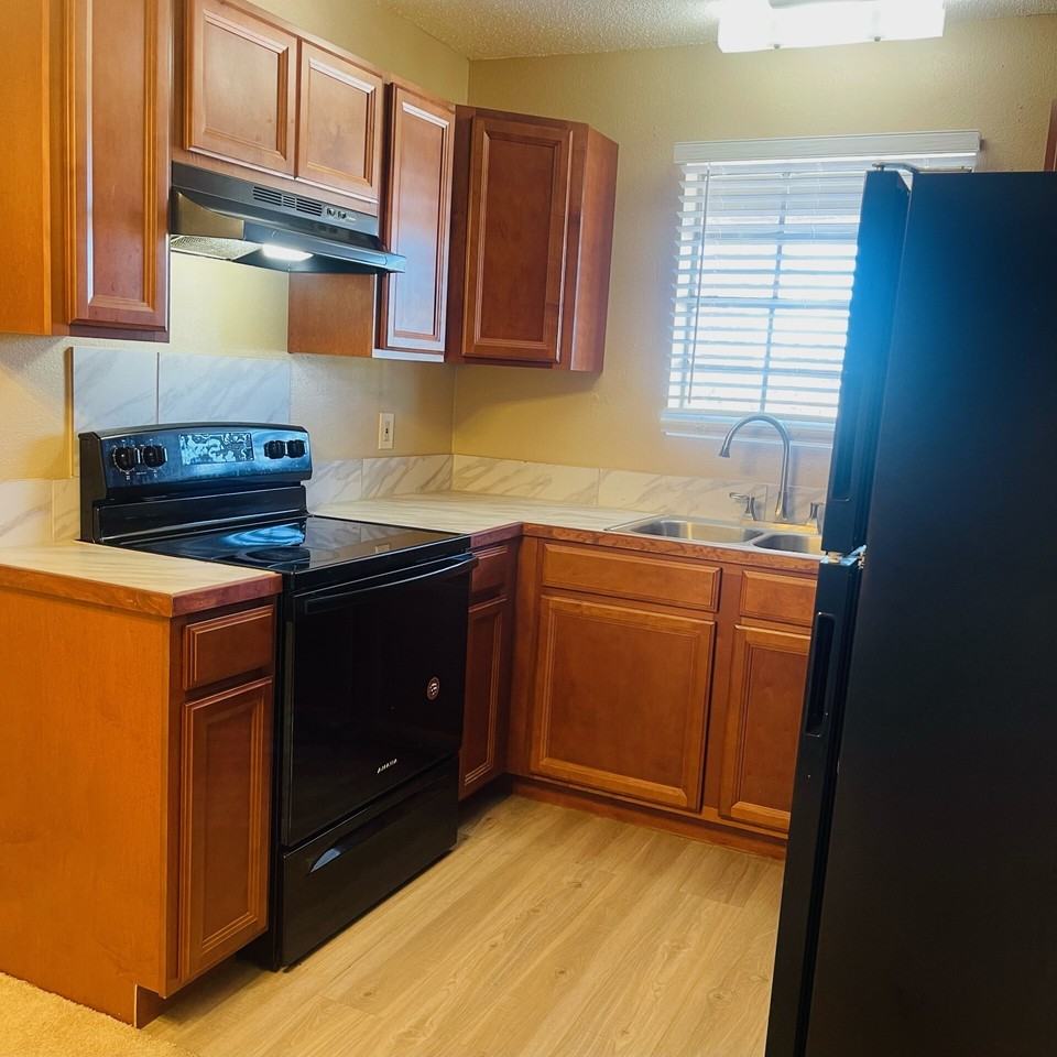 208 10th St - Photo 5 of 8