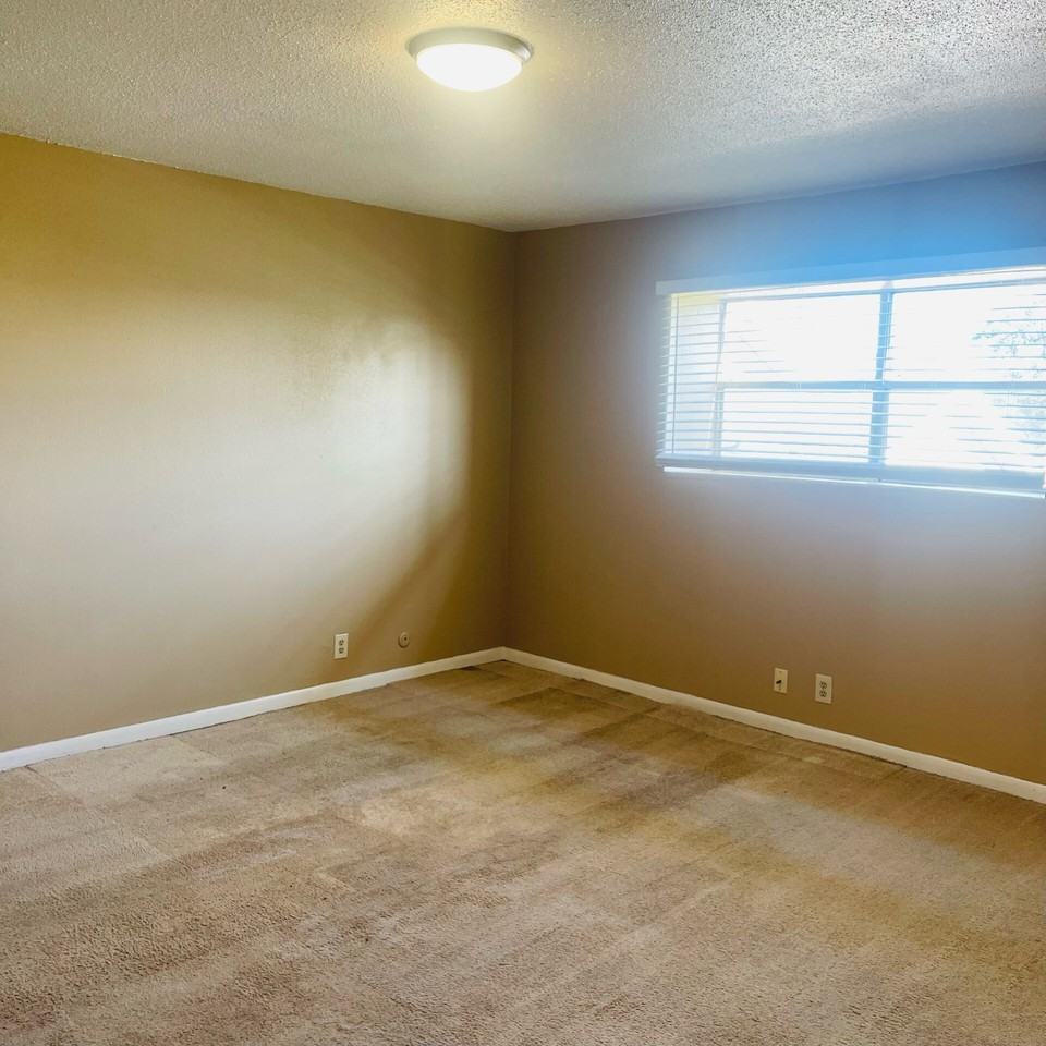 208 10th St - Photo 7 of 8