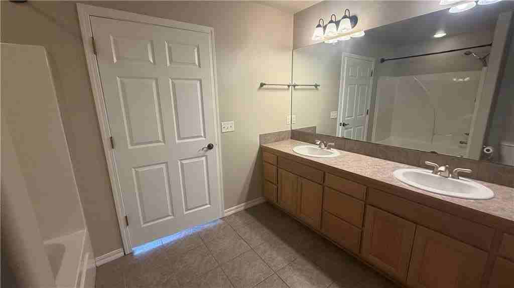 77 Ingleborough Dr - Photo 6 of 19