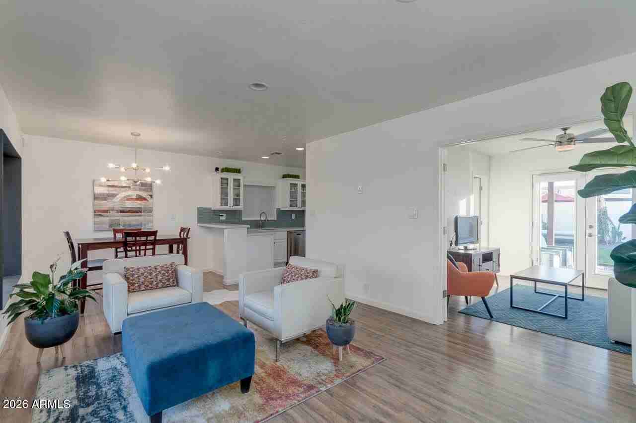 6929 E 6th St - Photo 5 of 41