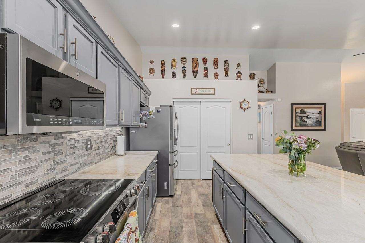 17475 W Spring Ln - Photo 3 of 9