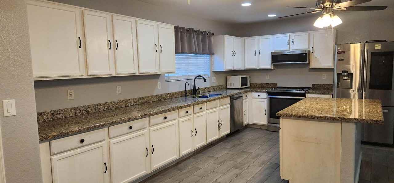 9124 W Elm St - Photo 4 of 38