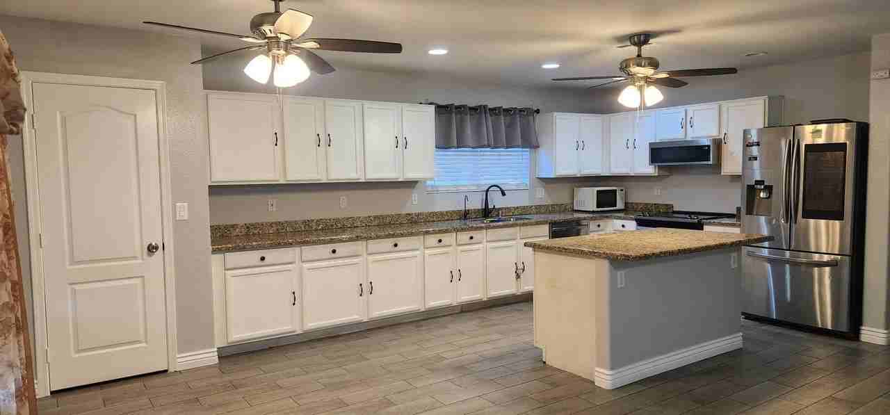 9124 W Elm St - Photo 5 of 38