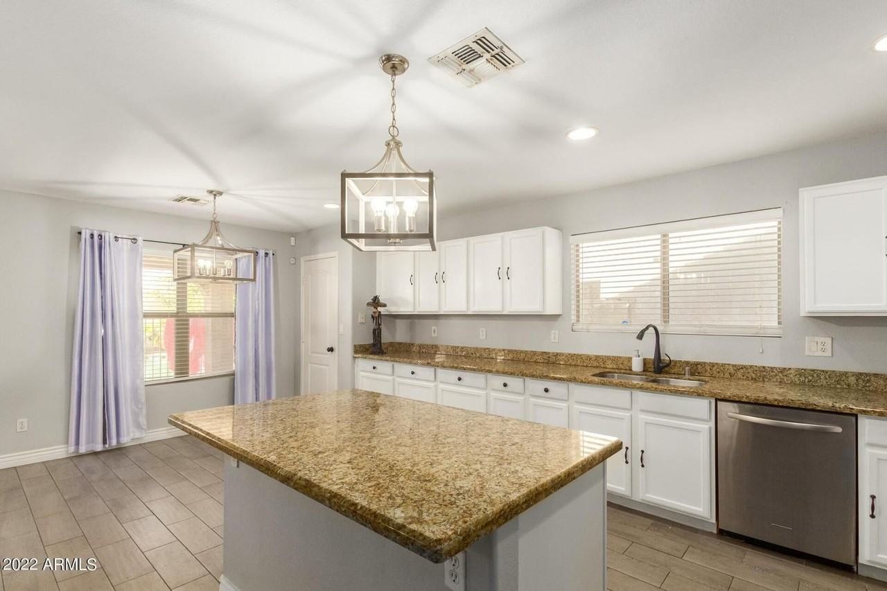 9124 W Elm St - Photo 7 of 38