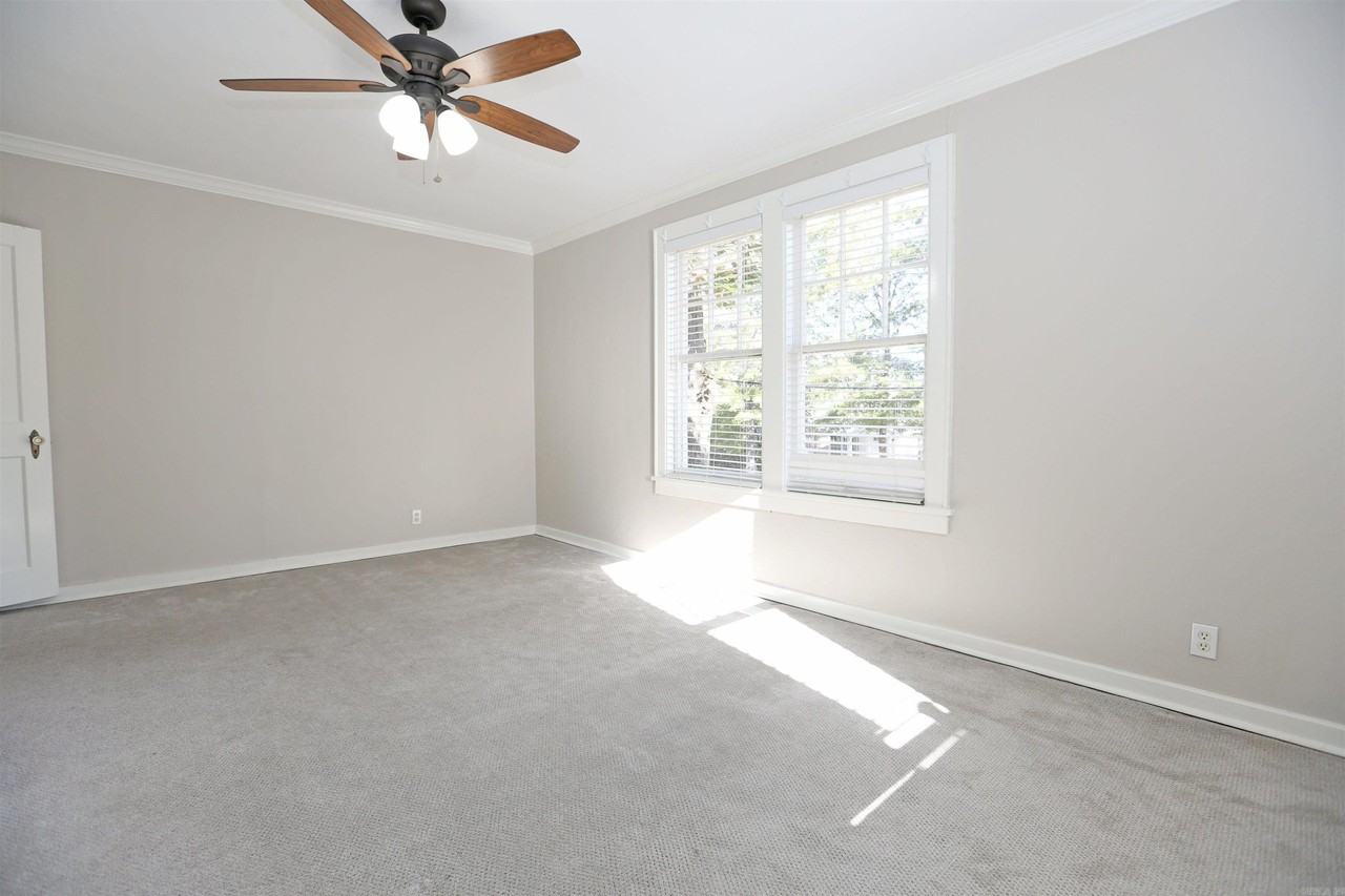 4000 Woodlawn Dr - Photo 4 of 20