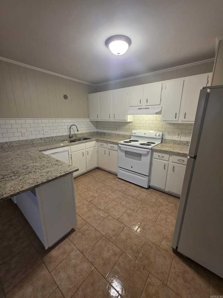 1616 Skyline Dr - Photo 2 of 6