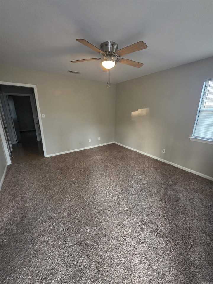 1616 Skyline Dr - Photo 3 of 6