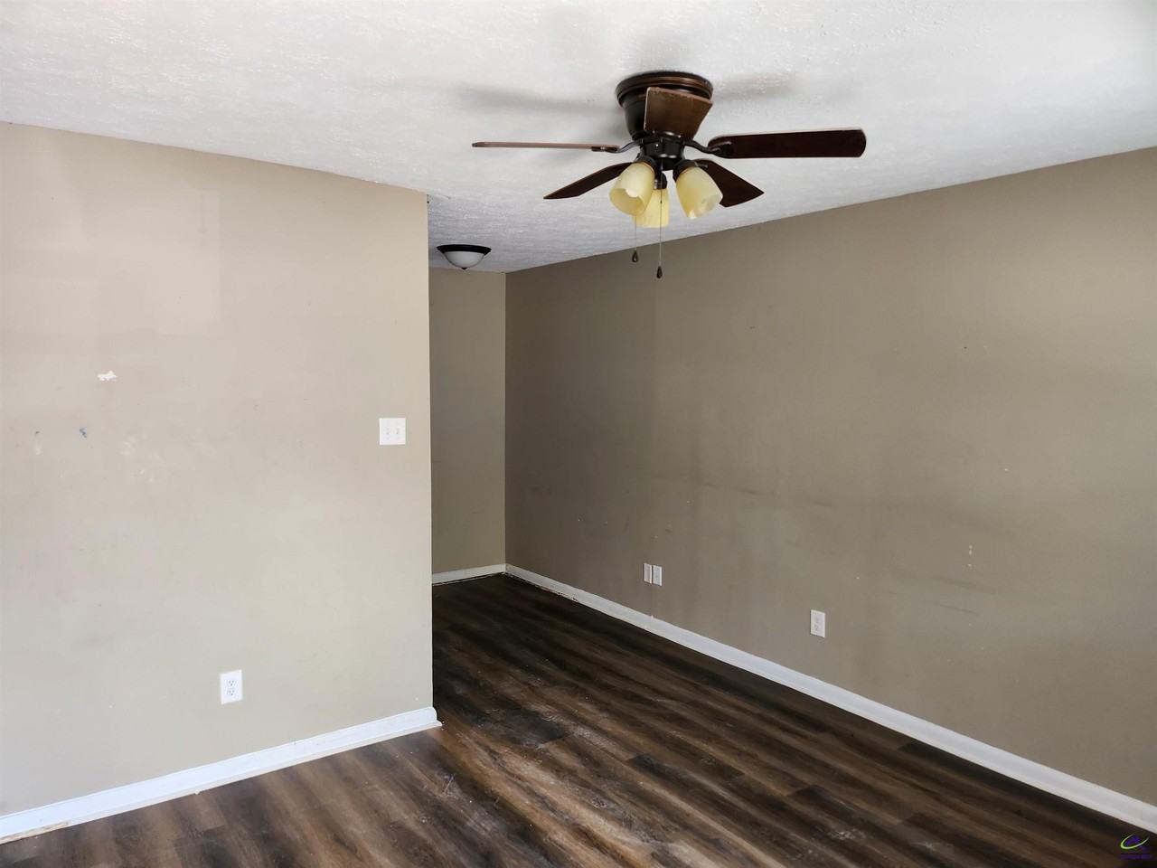 216 Tabor Dr - Photo 3 of 9