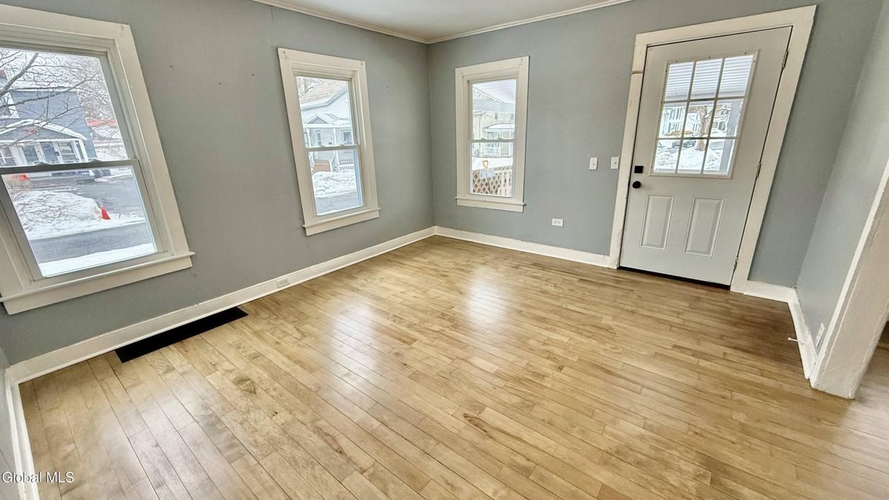 173 Bay St Unit 2 - Photo 5 of 26