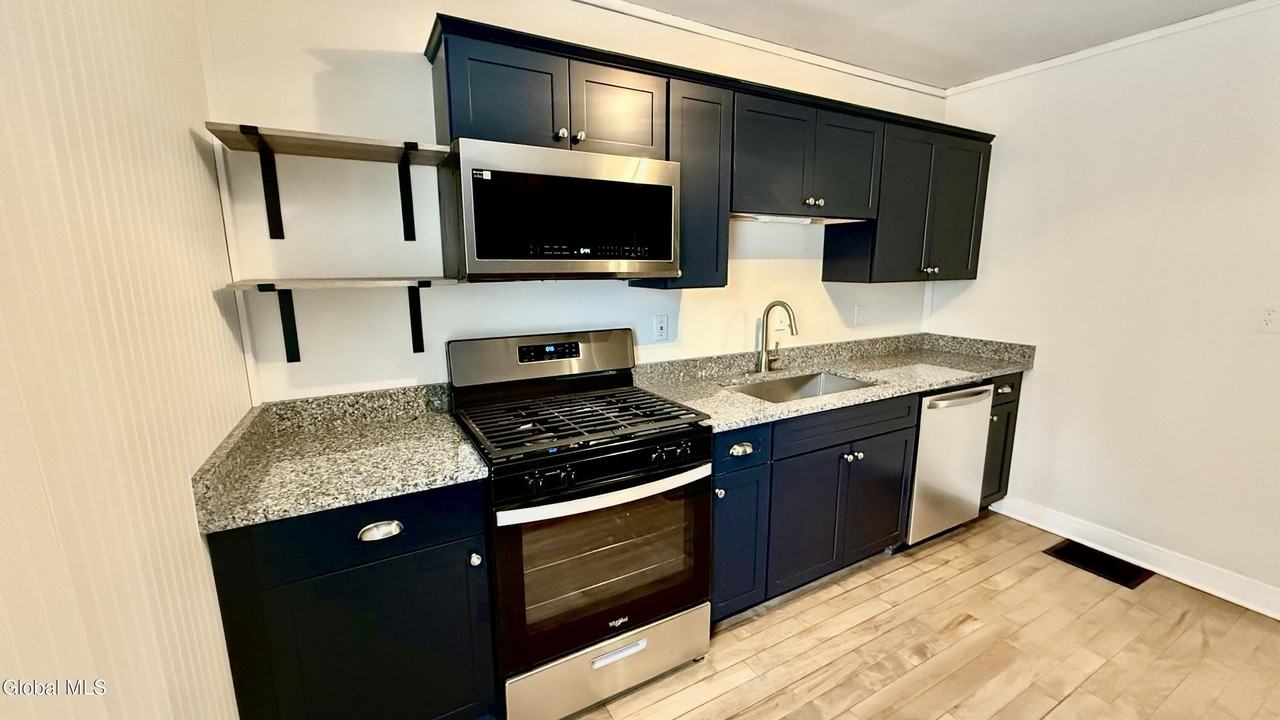 173 Bay St Unit 2 - Photo 7 of 26