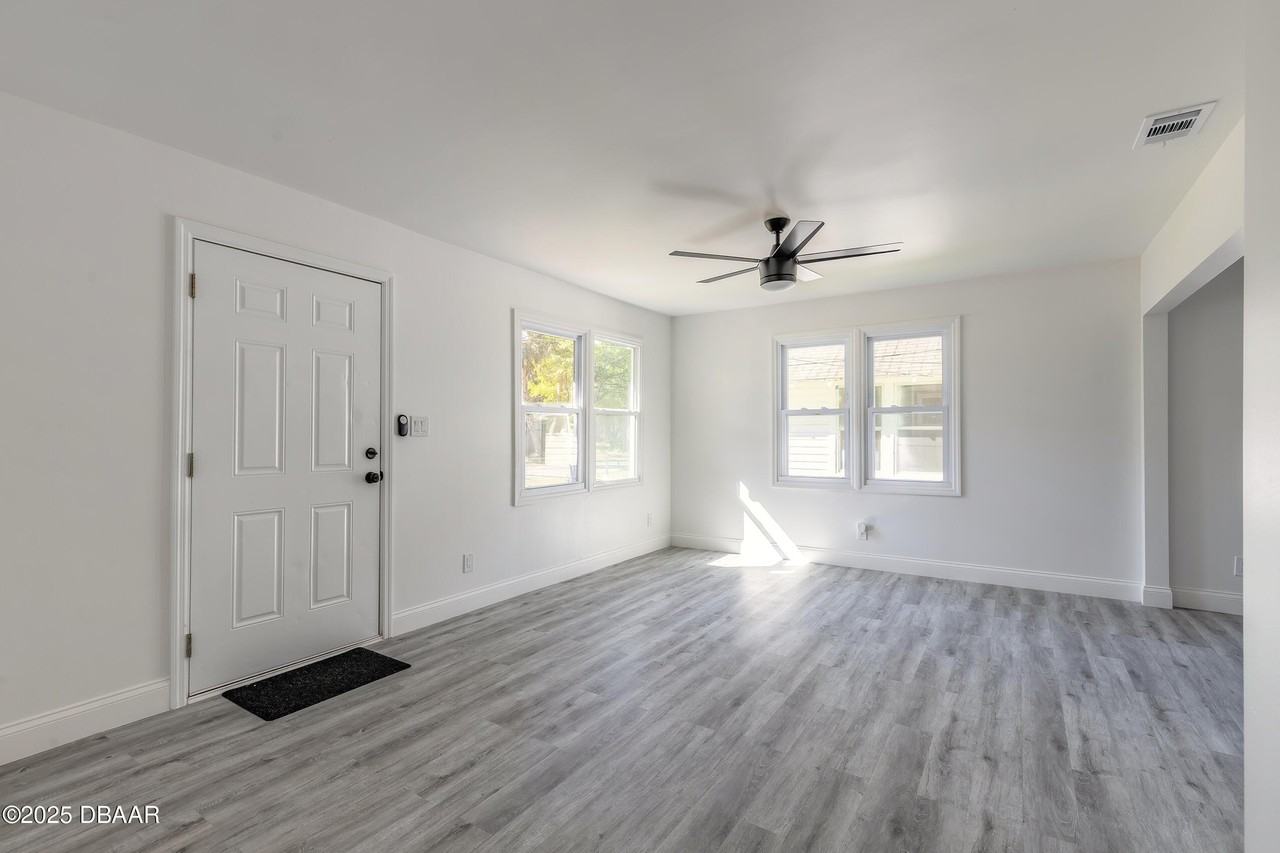 138 Kingston Ave - Photo 7 of 40