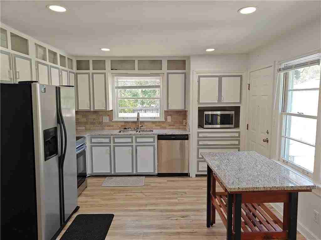 810 Wesleyan Dr - Photo 3 of 12