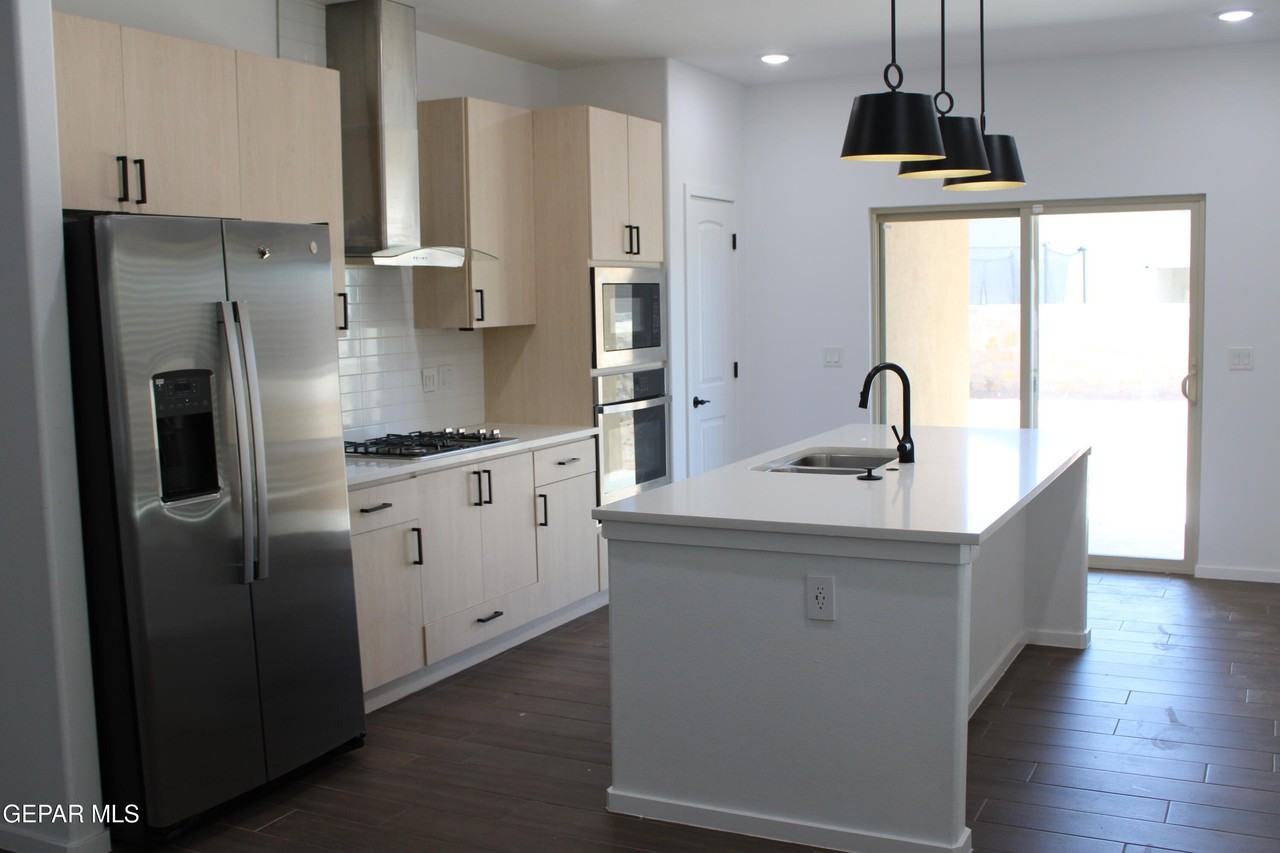 15220 Ambition Ave - Photo 4 of 22