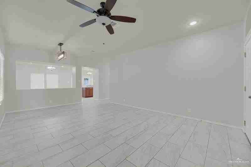 8904 N 21st St - Photo 4 of 20