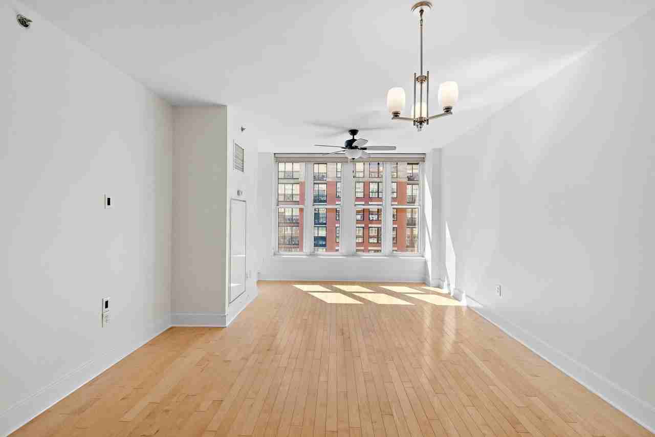 1125 Maxwell Ln #906 - Photo 3 of 17