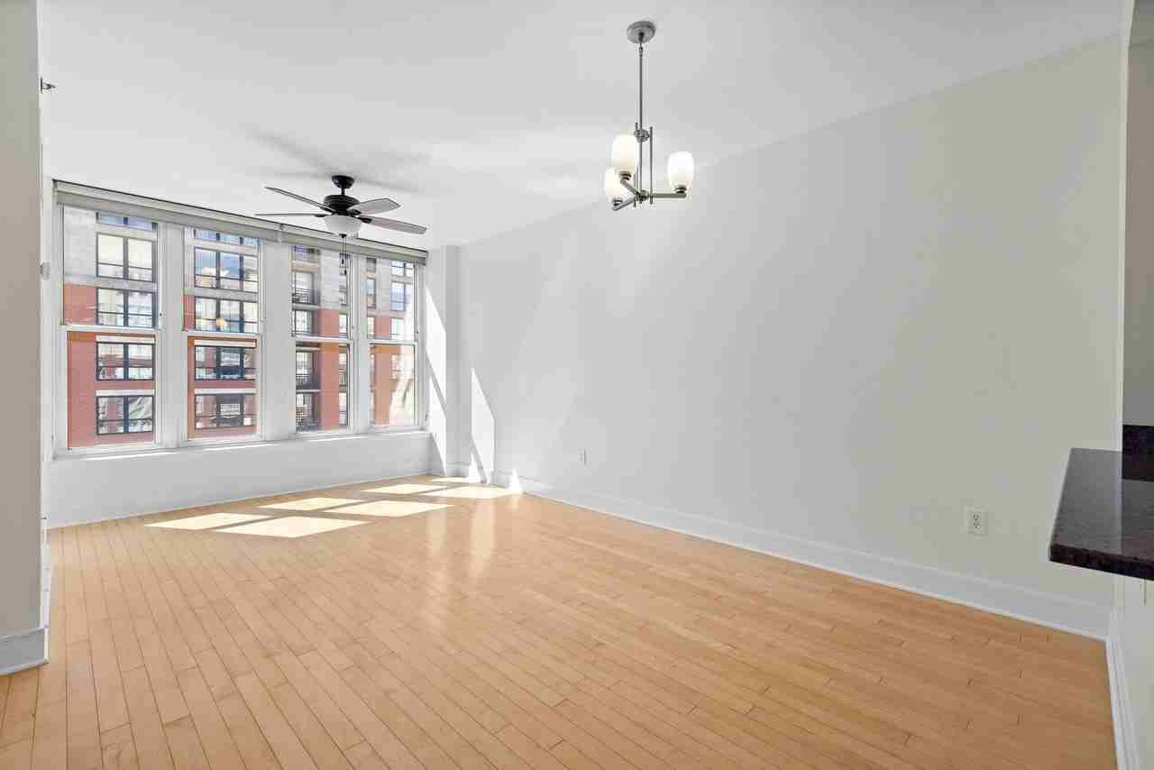 1125 Maxwell Ln #906 - Photo 5 of 17