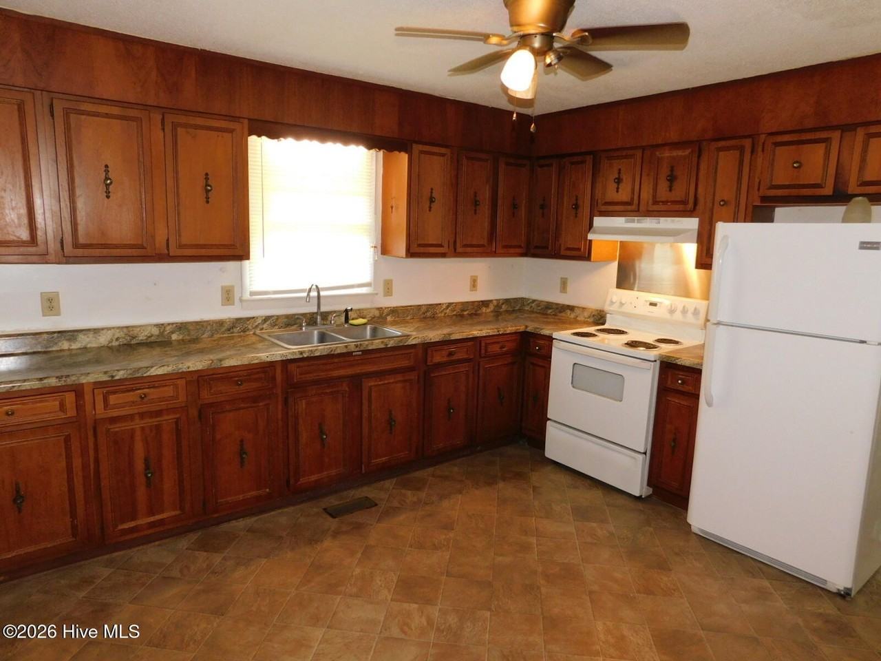 220 Wildwood Rd - Photo 2 of 14