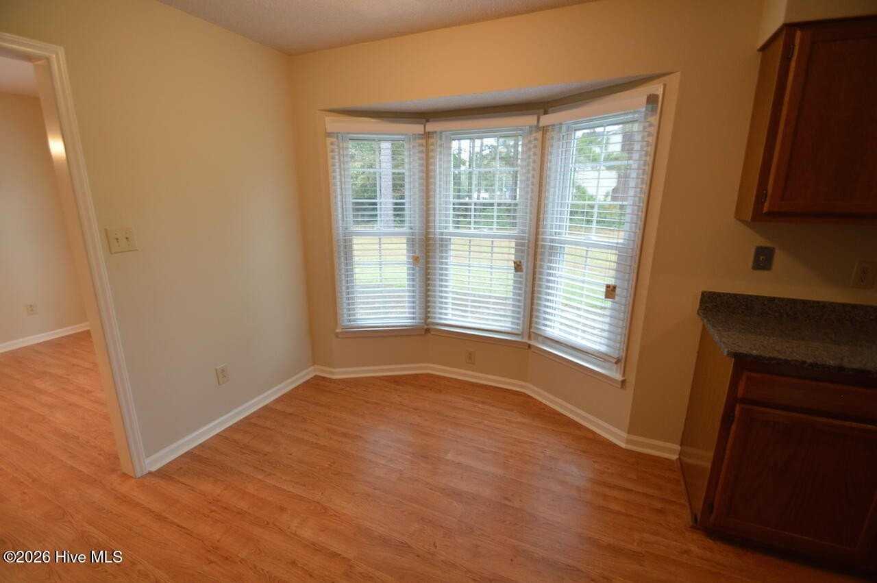 122 Carriage Dr - Photo 5 of 15