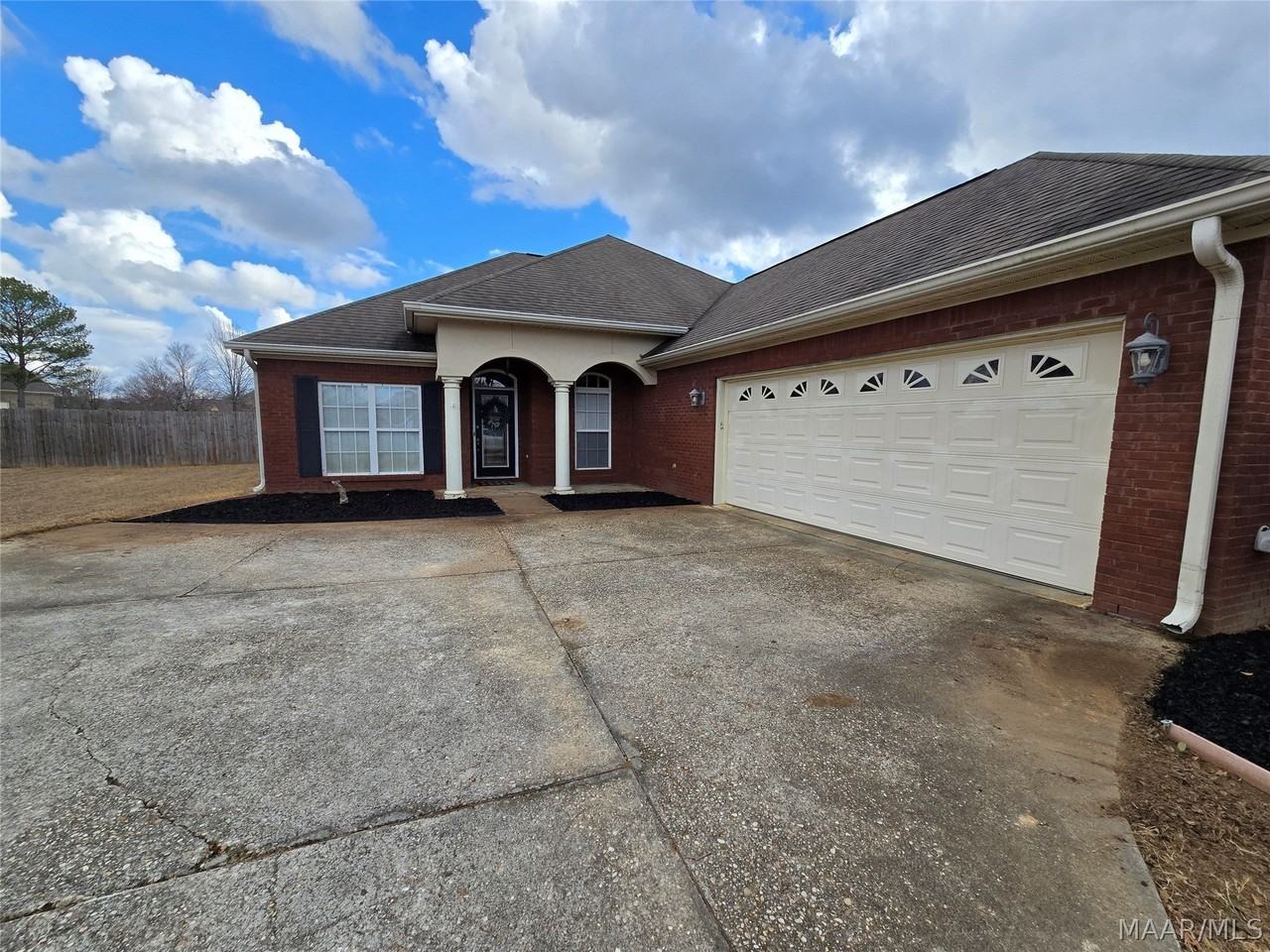 1032 E Poplar St - Photo 3 of 28