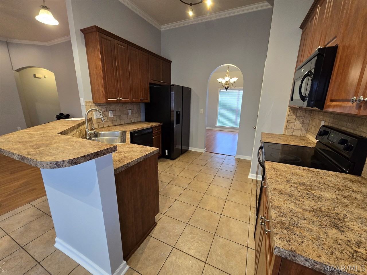 1032 E Poplar St - Photo 6 of 28