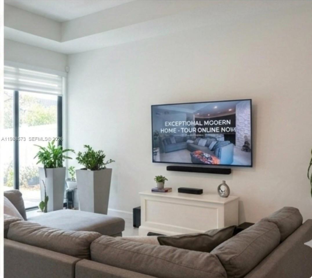 312 Nw 36th Ave - Photo 2 of 8